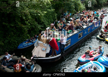 Imprimeur de la flottille de Jubillegal parti flottant, Regent's Canal, est de Londres.Une barge avec un grand papier de proue mène la flottille Banque D'Images