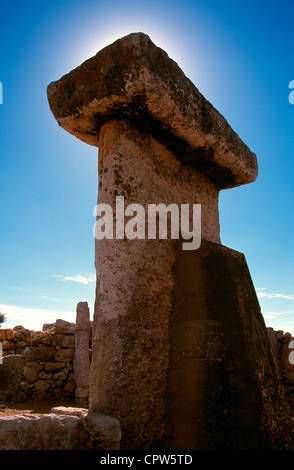 Dans la Taula Talayotic site de Trepuco Balaeric Menorca, Espagne. Banque D'Images