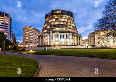 La ruche, le Parlement néo-zélandais, au crépuscule. Banque D'Images