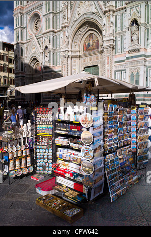 Blocage de souvenirs vendant des guides, des cartes et des souvenirs dans la Piazza di San Giovanni, Toscane, Italie Banque D'Images