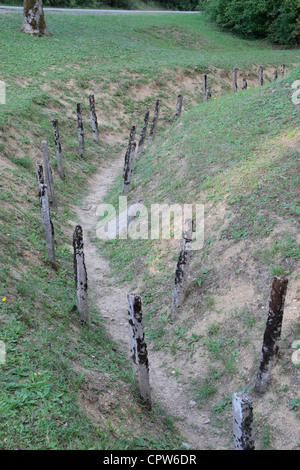 Les vestiges d'une tranchée de la Première Guerre mondiale près de la le Fort Douaumont, sur la bataille de Verdun bataille, Douaumont, la France. Banque D'Images