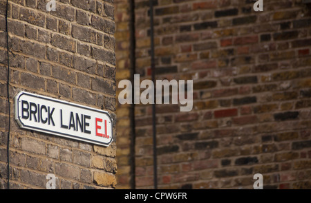 Brick Lane E1 street sign sur coin de rue brick wall background avec mur à droite à l'ombre est de London England UK Banque D'Images