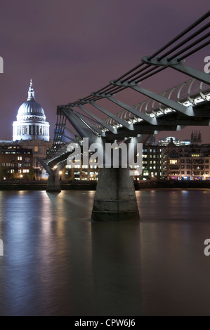 Le Millennium Bridge permet aux piétons de marcher sur la Tamise, le Tate Modern Bankside sur à la Cathédrale St Paul. Londres, Angleterre, Royaume-Uni. Banque D'Images