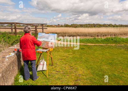 Une femme peintre la peinture d'une scène de paysage au Snape Maltings , Suffolk , Angleterre , Angleterre , Royaume-Uni Banque D'Images