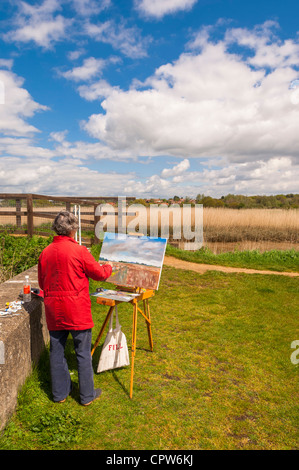 Une femme peintre la peinture d'une scène de paysage au Snape Maltings , Suffolk , Angleterre , Angleterre , Royaume-Uni Banque D'Images