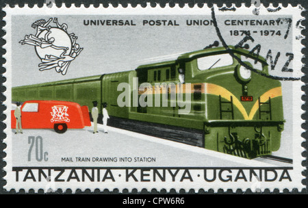 Un timbre imprimé en communauté de l'Afrique, est dédiée à la célébration du 100e anniversaire de l'UPU, montre un train postal et voiture postale Banque D'Images