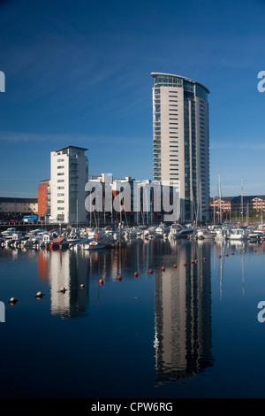 Port de plaisance de Swansea avec Meridian Quay, le plus grand bâtiment dans le pays de Galles, qui se reflète dans l'eau encore Swansea South Wales UK Banque D'Images