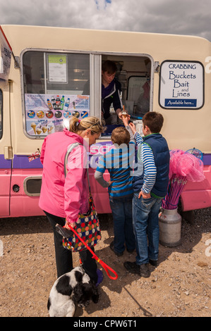 Une famille qui achète des glaces à partir d'un van à Walberswick , Suffolk , Angleterre , Angleterre , Royaume-Uni Banque D'Images