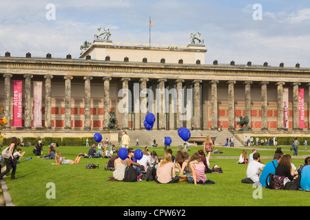 Les jeunes avec ballon sur Lustgarten devant Altes Museum de Berlin, une partie de Site du patrimoine mondial de l'île de 'Museum' Banque D'Images