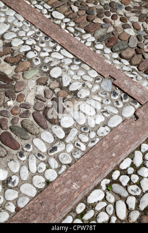 Rues pavées dans Malcesine Italie brown est adhérente à l'état humide alors que le blanc est slippy Banque D'Images