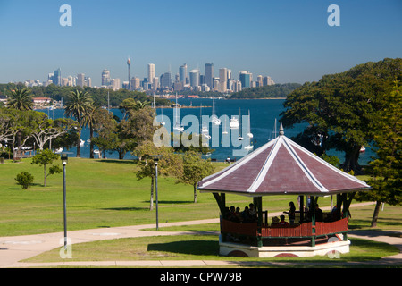 Watsons Bay Vue sur parc pour bay et le port de Central Business District (CBD) skyline Sydney New South Wales Australie Banque D'Images