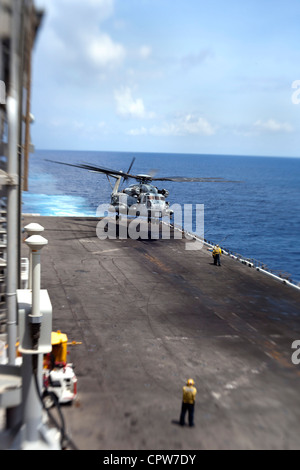 Des pilotes volant un CH-53E Super Stallion Land à bord de l'USS Makin Island, ici le 12 mai. Les pilotes servent avec le Marine Medium Helicopter Squadron 268 (renforcé), l'élément de combat aérien avec la 11e unité expéditionnaire maritime. L'unité a embarqué le navire, ainsi que l'USS New Orleans et l'USS Pearl Harbor à San Diego le 14 novembre, en commençant un déploiement de sept mois dans les régions du Pacifique occidental, de la Corne de l'Afrique et du Moyen-Orient. Banque D'Images