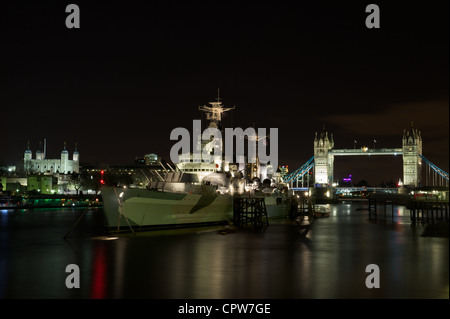 Le HMS Belfast, le Tower Bridge et la Tour de Londres vue de l'hôtel de ville la nuit, Londres, UK Banque D'Images