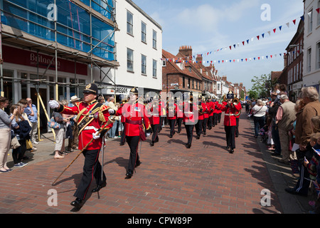 Militaire marche banr dans Chichester diamond jubilee celebration procession Banque D'Images