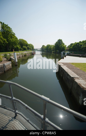 Teddington Lock sur la Tamise à Ham dans le sud ouest de Londres. La Tamise n'est pas en amont de l'écluse de marée Banque D'Images