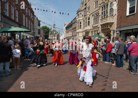 Chichester UK Samedi 2 juin 2012. Danseurs dans l'égyptien Chichester jubilé procession dans le centre-ville pour célébrer le Jubilé de diamant de la reine avec la croix du marché dans l'arrière-plan Banque D'Images