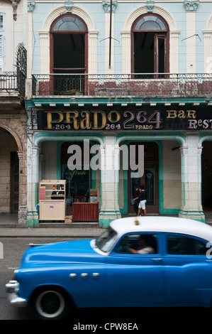 La Havane. Cuba. Vintage voiture américaine sur El Prado. Banque D'Images