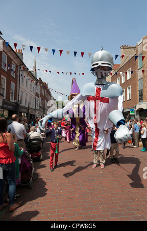 Caractères surdimensionnés, géant carnival à Chichester jubilé procession dans le centre-ville pour célébrer le Jubilé de diamant de la Reine. Chichester UK Samedi 2 juin 2012. Banque D'Images