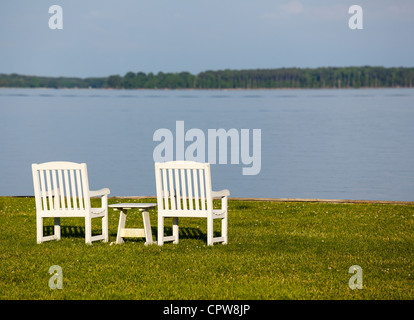 Chaises de patio vide à côté de la baie de Chesapeake qui donne sur le port de St Michaels Banque D'Images