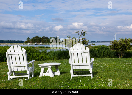 Chaises de patio vide à côté de la baie de Chesapeake qui donne sur le port de St Michaels, Maryland, USA Banque D'Images