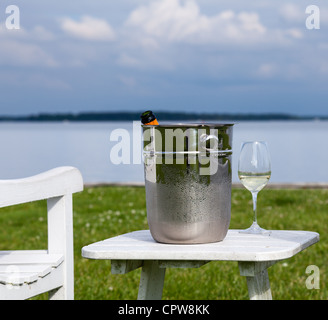 Chaise vide et champagne dans un seau à glace à côté de la baie de Chesapeake Banque D'Images