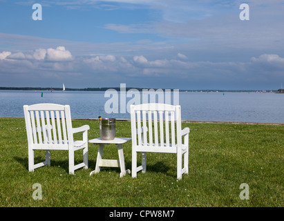 Chaises de patio vide à côté de la baie de Chesapeake qui donne sur le port de St Michaels Banque D'Images