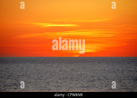 Burning coucher de soleil sur la mer Banque D'Images