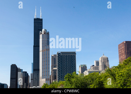 Skyline de Chicago à partir de la rivière avec Willis tower à distance Banque D'Images