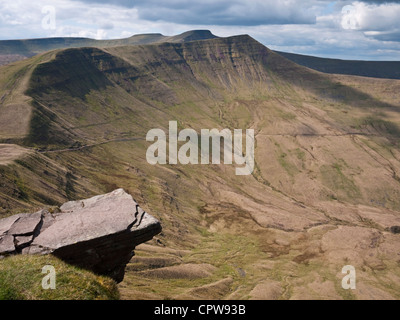 Le plongeoir - une fonction sur le ventilateur y rock Big dans les Brecon Beacons, donne aux sommets du Cribyn, Pen Y Fan et du maïs Banque D'Images