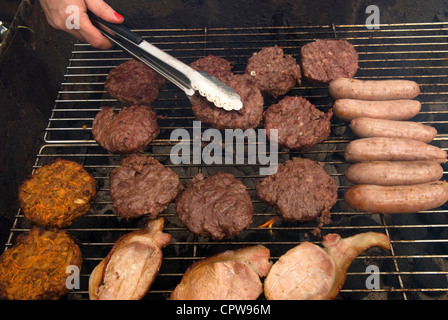 Bourgeois et autres viandes sur le BBQ à Dockenfield fete & Diamond Jubilee Celebration day, Dockenfield, Surrey, UK. Banque D'Images