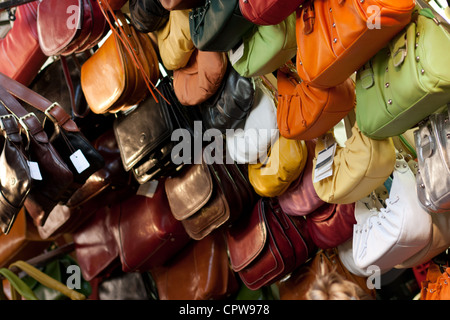 Une collection colorée de sacs en cuir en vente dans le marché à Florence Mercato Nouva Banque D'Images