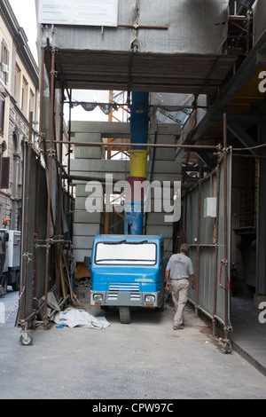 Une scène de rue typique d'un constructeur qui travaillent dans les rues de Florence avec la poussière tout autour dans l'arrière-plan Banque D'Images