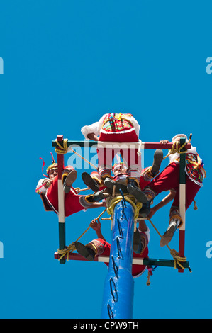 Le Mexique, Puerto Vallarta. Voladores de Papantla hommes volants, sur le Malecon, Playa de los Muertos, Puerto Vallarta, Mexique. Banque D'Images