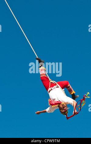 Le Mexique, Puerto Vallarta. Voladores de Papantla hommes volants, sur le Malecon, Playa de los Muertos, Puerto Vallarta, Mexique. Banque D'Images