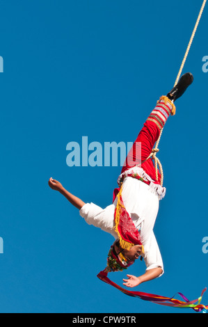 Le Mexique, Puerto Vallarta. Voladores de Papantla hommes volants, sur le Malecon, Playa de los Muertos, Puerto Vallarta, Mexique. Banque D'Images