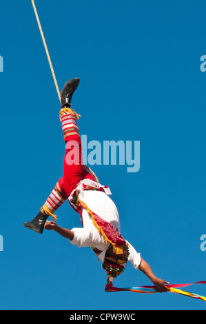 Le Mexique, Puerto Vallarta. Voladores de Papantla hommes volants, sur le Malecon, Playa de los Muertos, Puerto Vallarta, Mexique. Banque D'Images