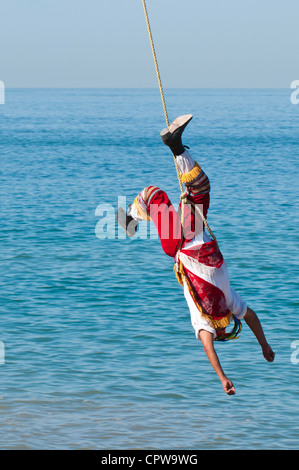 Le Mexique, Puerto Vallarta. Voladores de Papantla hommes volants, sur le Malecon, Playa de los Muertos, Puerto Vallarta, Mexique. Banque D'Images