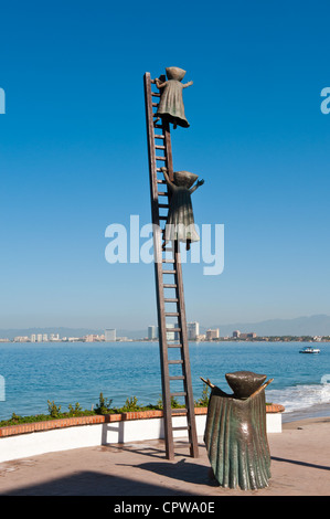 Le Mexique, Puerto Vallarta. À la recherche de la raison de la sculpture sur le Malecon, Playa de los Muertos, Puerto Vallarta, Mexique. Banque D'Images