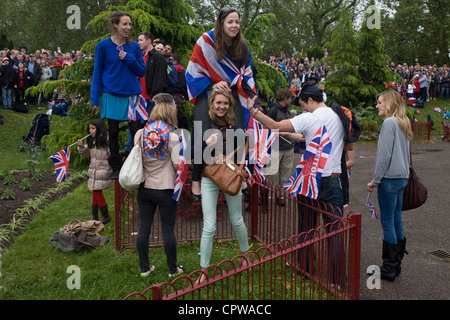 Le grand public britannique brave le mauvais temps pour célébrer le Jubilé de diamant de la Reine sur la flottille de la Tamise. Banque D'Images