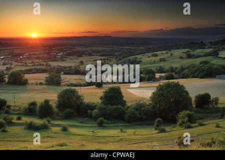 Le soleil se couche sur Cheltenham. Vue de la route vers le Cotswold Malvern Hills dans la distance. Banque D'Images