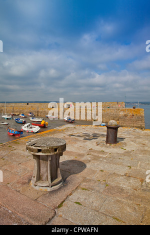 Un cabestan sur le mur du port à marée basse à St Michael's Mount Mount's Bay à Marazion à Cornwall, England, UK Banque D'Images