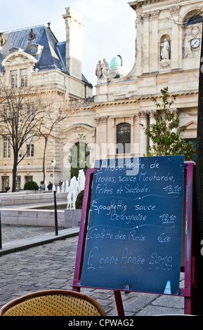 Tableau noir avec un menu dans un restaurant traditionnel typique de Paris Banque D'Images