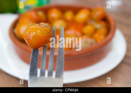 Pommes de terre salée des Canaries avec sauce épicée mojo Banque D'Images