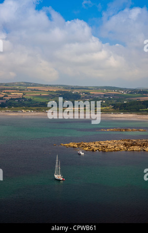 Un yacht ancré dans la baie de montage ci-dessous St Mchael's Mount à Cornwall Marazion England UK Banque D'Images