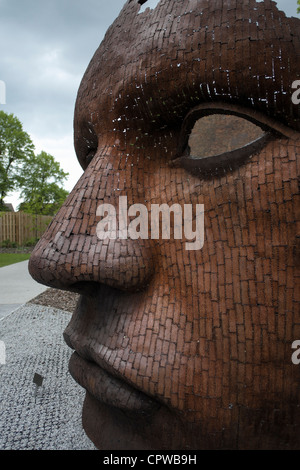 Sculpture 'Le masque' par Paul Kirby, Marlowe Theatre, Canterbury, Kent, UK. Banque D'Images