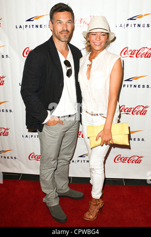 L'acteur Eddie Cibrian (L) et sa femme d'artiste LeAnn Rimes arrive à la grande ouverture de la signature de la Fitness Club Banque D'Images