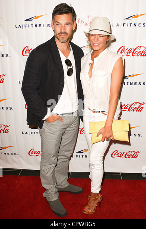 L'acteur Eddie Cibrian (L) et sa femme d'artiste LeAnn Rimes arrive à la grande ouverture de la signature de la Fitness Club Banque D'Images