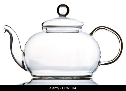Théière en verre vide sur fond blanc Banque D'Images