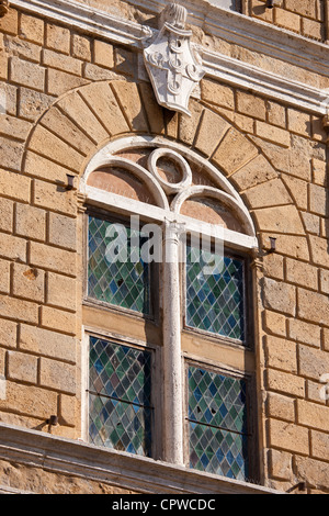 Le vitrail de la fenêtre de lumière au plomb dans la Via Del Palazzo Piccolomini, Balzello à Pienza, Toscane, Italie Banque D'Images