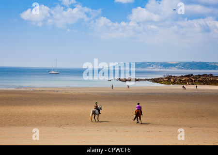 Les cavaliers sur la plage de Mount's Bay à Cornwall Marazion England UK Banque D'Images